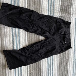 Lululemon black capris size 4